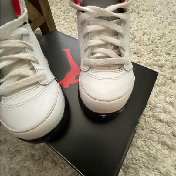 Kids retro fire red 5’s Jordan shoes - Picture 7 of 8